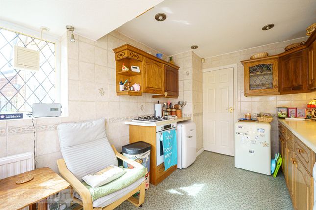 15, Burton Acres Way, Huddersfield photo 4