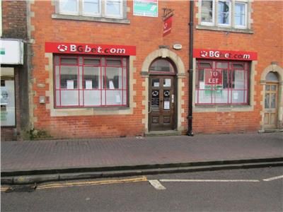 Retail premises to let in High Street, Newport Pagnell, Buckinghamshire