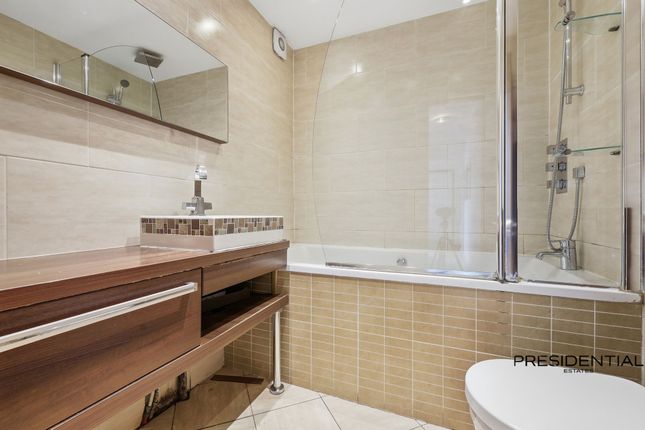 12 Lawrence Crescent, Dagenham photo 4