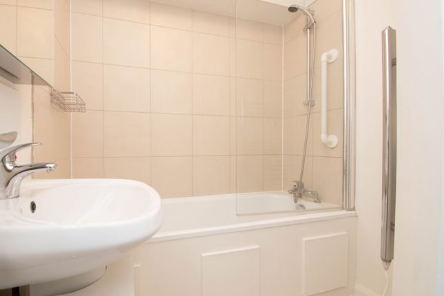 Flat to rent in Fulham Rd, South Kensington, London