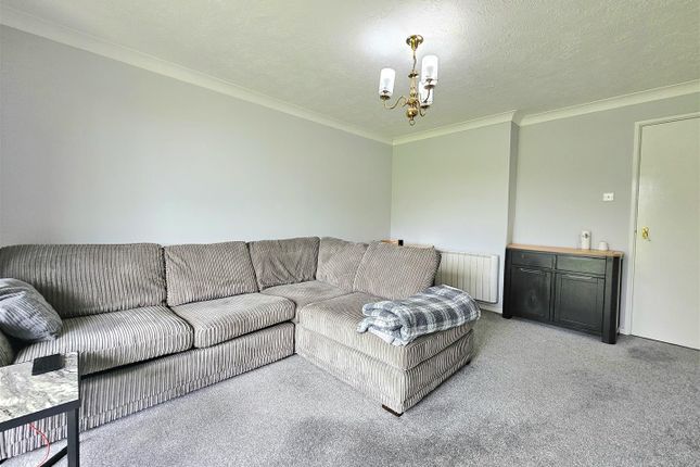 Flat for sale in Collingwood Close, Eastbourne