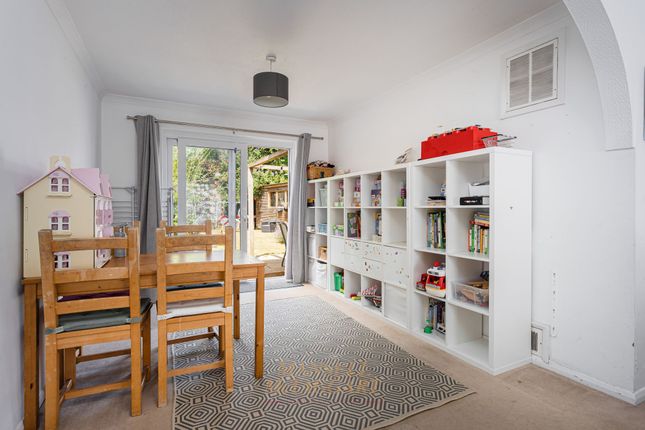 15 Sarel Way, Horley photo 4