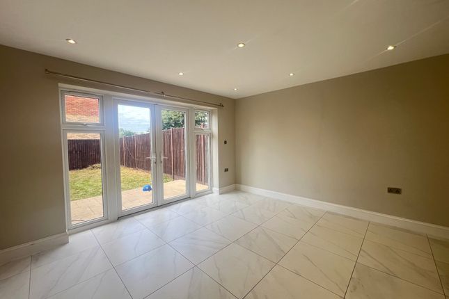 157A, Tithe Farm Road, Houghton Regis photo 4
