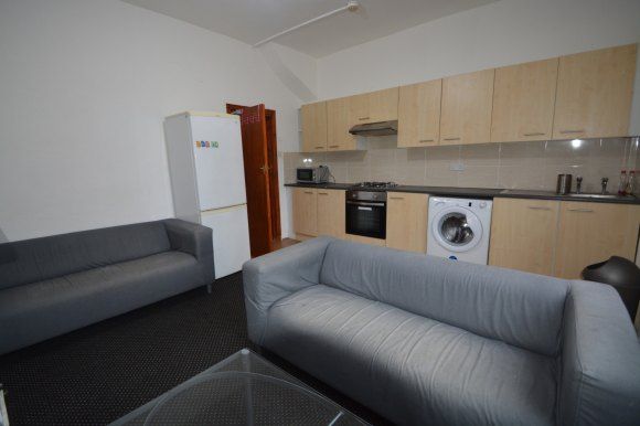 3-bed house on Flat Upstairs Flat, Upstairs Flat, 63, Brudenell Grove, Leeds, £498/mo