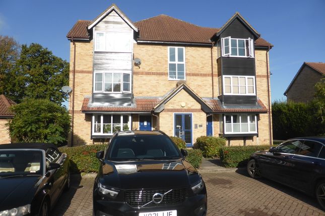 Flat to rent in Monks Crescent, Addlestone