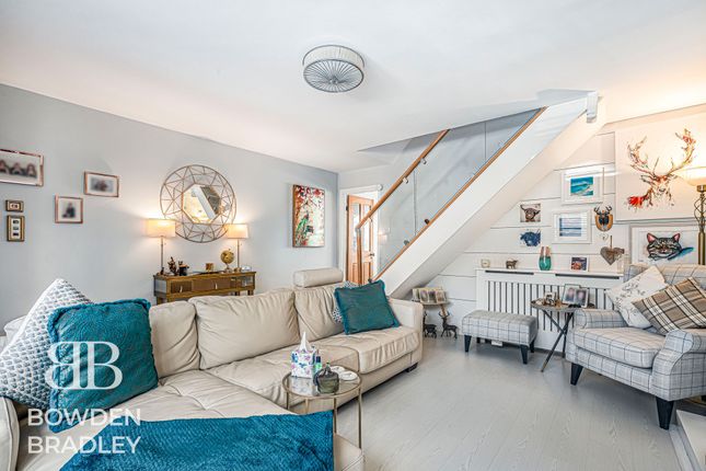 38 Andrew Close, Hainault photo 3