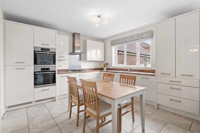 19, Goldcrest Way, Droitwich photo 4