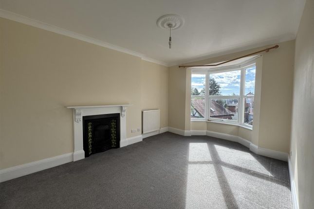 3-bed flat on FFF, Flat 2, 3, Elmsleigh Park, Paignton, £1,150/mo