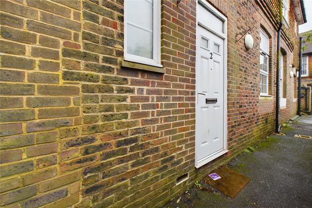 Thumbnail Flat to rent in Cantelupe Road, East Grinstead, West Sussex