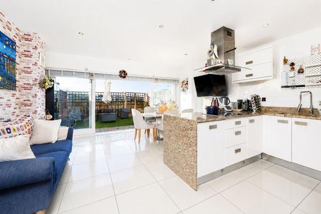 43, Greenview Drive, London photo 4