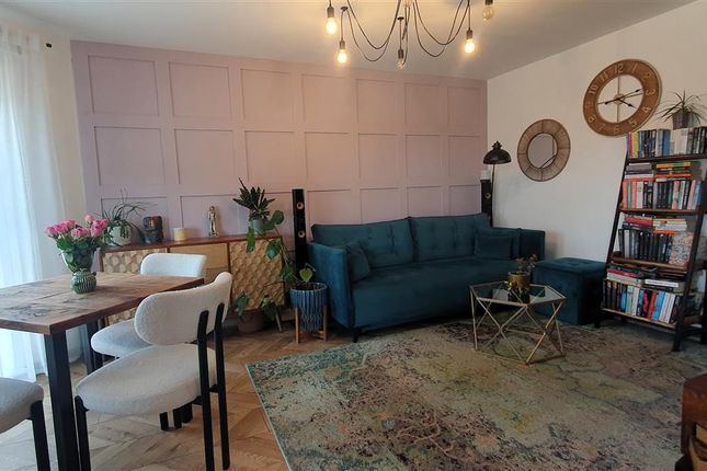 16, Edith Court, Bedfont photo 3