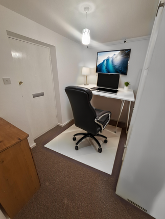 Flat for sale in Carew Court, Basinghall Gardens, Sutton