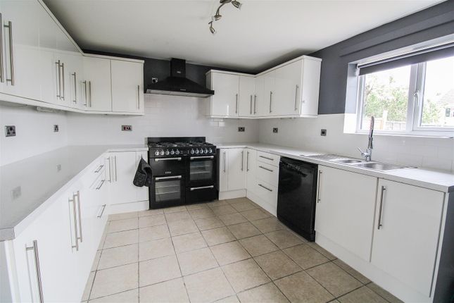 3, Spruce Hill, Harlow photo 2