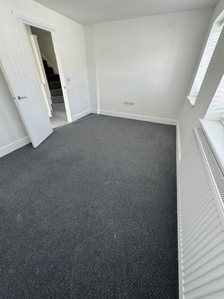 Town house to rent in High Street, Canterbury