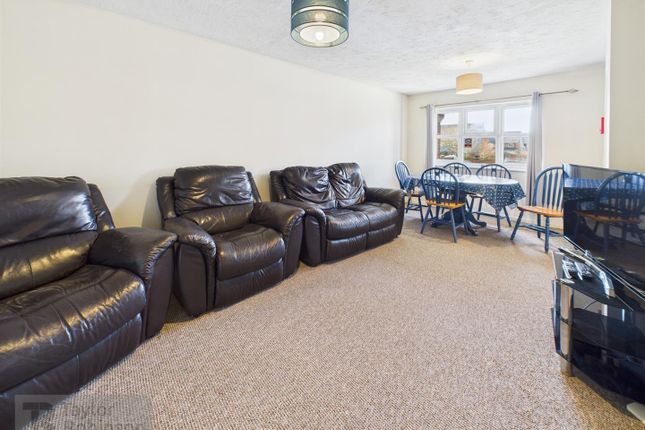 32, Meridian Close, Crawley photo 2