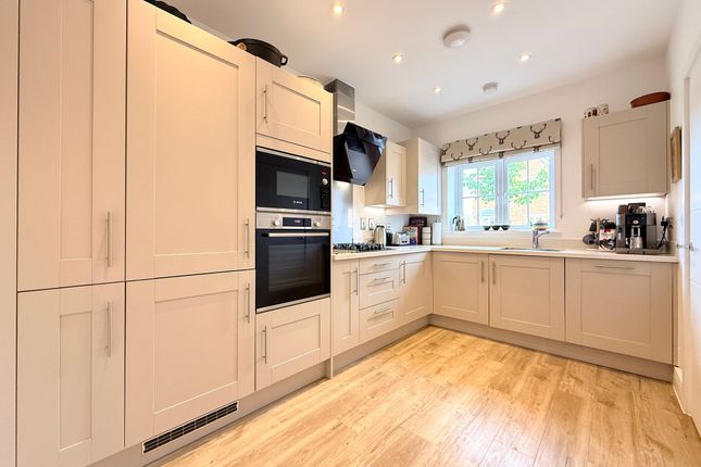 105 Raven Way, Swindon photo 2
