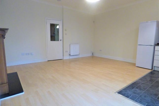 Flat to rent in Thornton Avenue, London