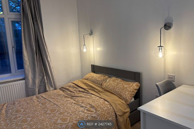 Room 2 - Downstairs Ensuite With Kitchenette