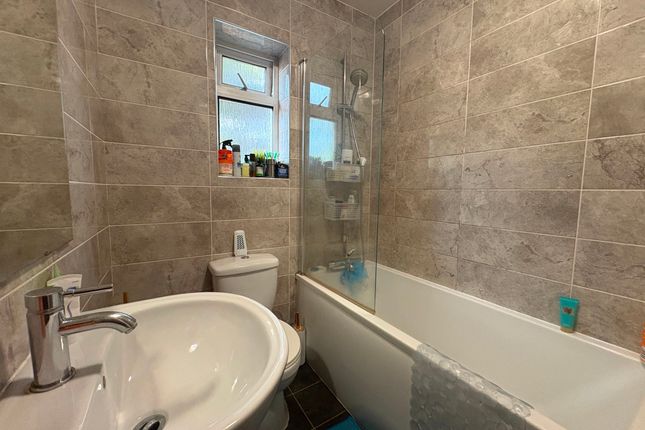 37 Rostrevor Gardens, Southall photo 5