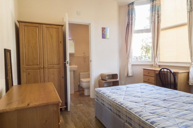 72 Kelvin Grove, Newcastle Upon Tyne photo 3
