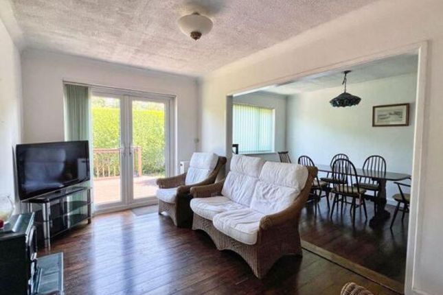 7 Manor Drive, Bridgend photo 4