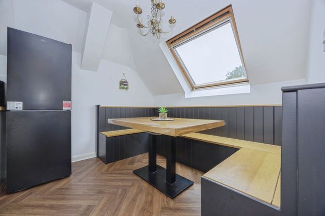 Flat 5/Royal Court, 108 Broadway, Woking photo 4