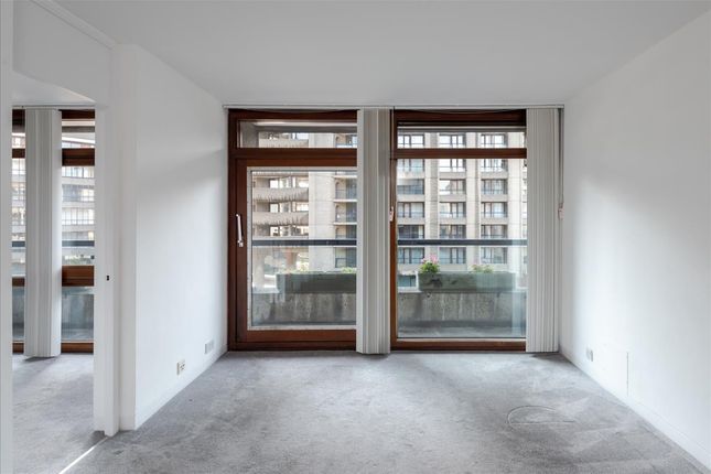 Flat to rent in Ben Jonson House, Barbican, London