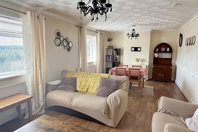 17, Heol Llethryd, Llanelli photo 5