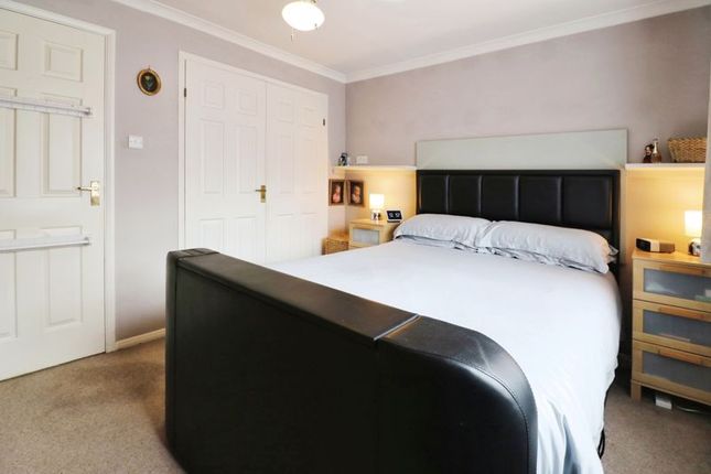 Flat for sale in Common Road, Langley, Slough