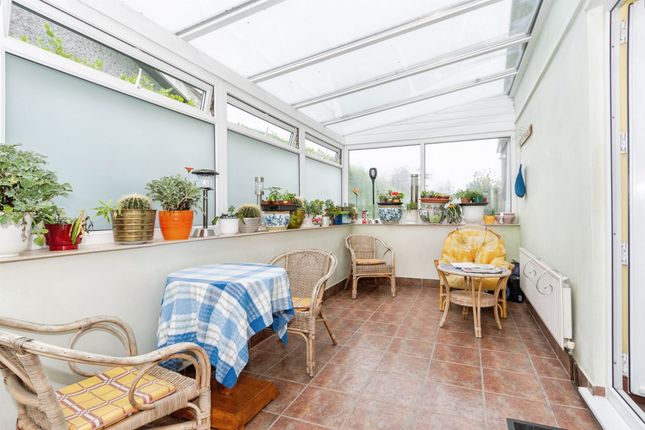 11, Aysshton Gardens, Callington photo 2