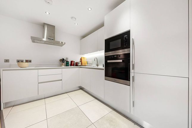 Flat to rent in Fulham Palace Road, Barons Court, London