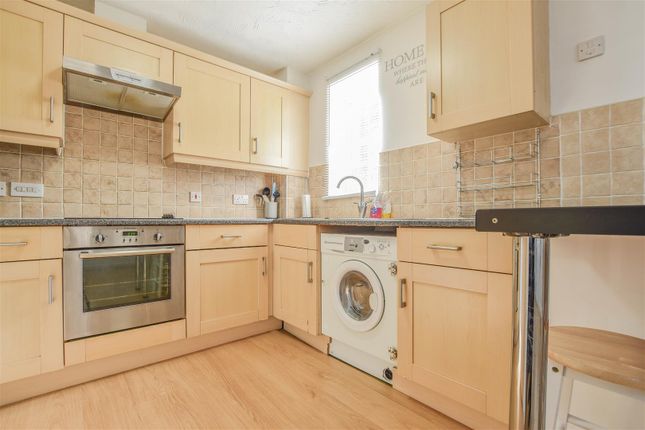 Flat for sale in The Granary, Stanstead Abbotts, Ware - Chain Free