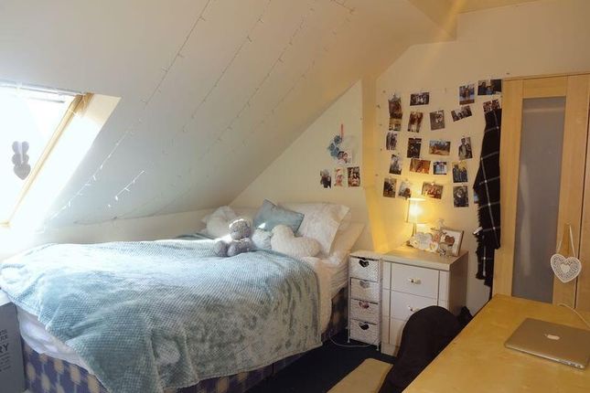 A Cozy And Well-Lit Bedroom Featuring A Double Bed...