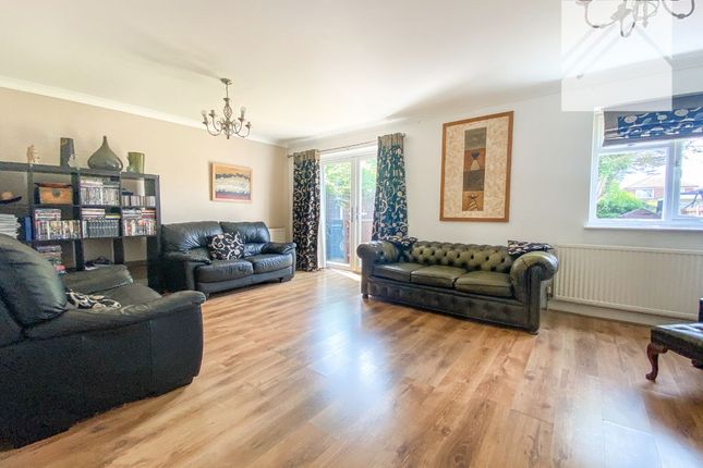 16 Prince William Avenue, Canvey Island photo 2