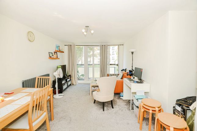 118, Gardner Close, London photo 2