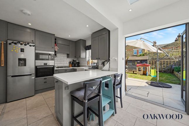 42 Roslyn Road, London photo 4