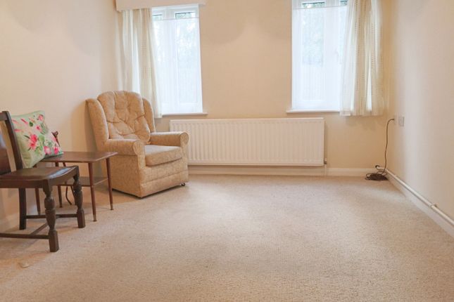 Flat for sale in Coulsdon Road, Coulsdon