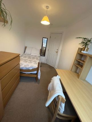 28, Aspen Grove, Aldershot photo 2