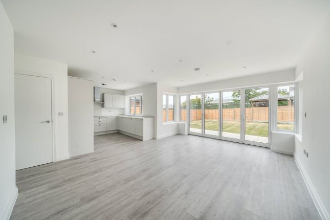9, Willow Close, Minster on Sea photo 2