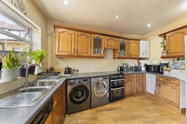 43, Adrienne Avenue, Southall photo 4