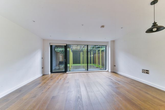 Thumbnail Flat to rent in Hawthorne Crescent, Greenwich