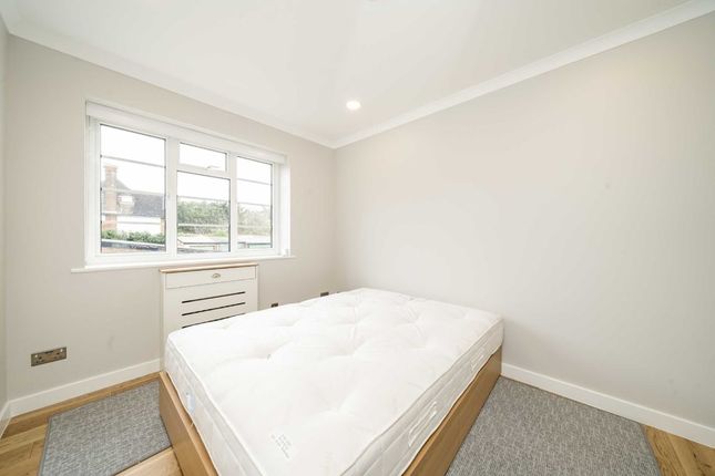 Flat to rent in Cecil Close, Mount Avenue, London