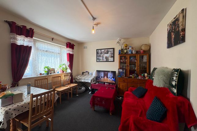 37 Rostrevor Gardens, Southall photo 2