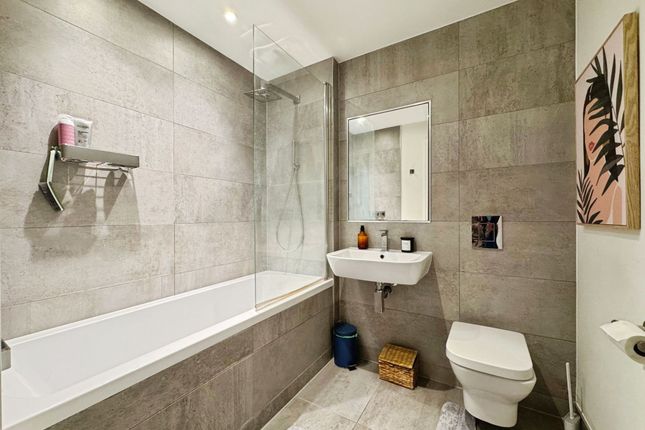 Flat 40, Burghley House, London photo 4