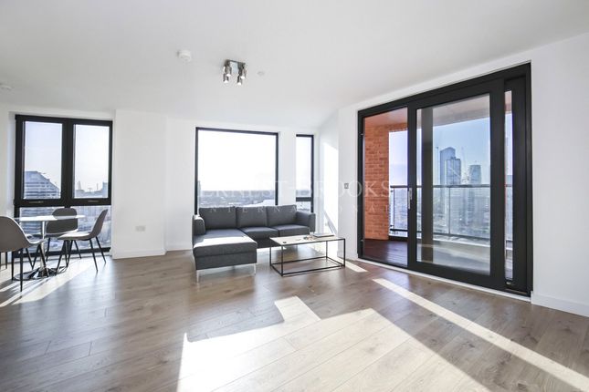 Flat for sale in Roosevelt Tower, Williamsburg Plaza, Blackwall