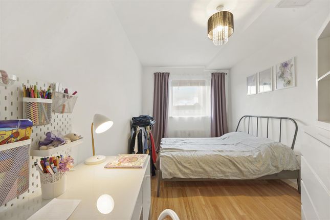 Flat for sale in Violet Road, Bow
