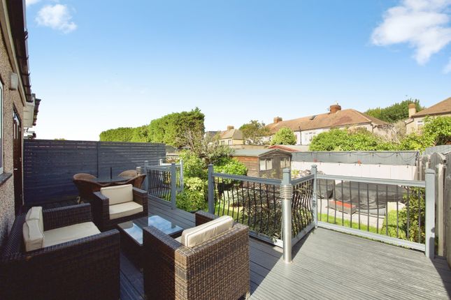 53, Barton Avenue, Romford photo 2