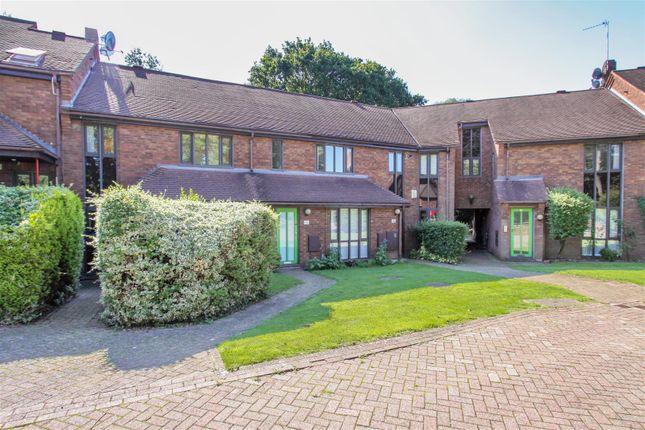 Thumbnail Flat for sale in Robinwood Grove, Hillingdon