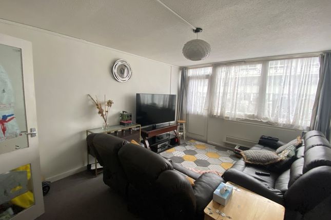 Thumbnail Maisonette for sale in 19 Stubbs Road, Off Catherine Street, Leicester