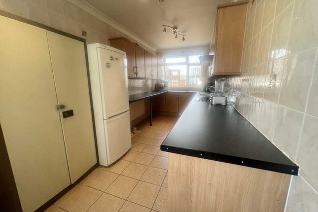 Property for sale in Mayne Avenue, Luton